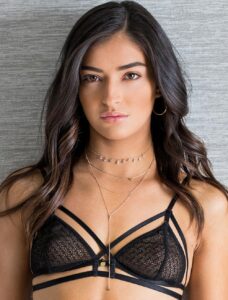 ความสดใสและความมั่นใจที่เป็นธรรมชาติของ Emily Willis ผู้หญิงที่ยิ่งมองยิ่งรู้สึกดี Emily Willis